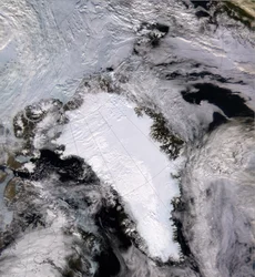 Műholdfelvétel egy hóval és jéggel borított Grönlandról 2000-ben. Köszönet a NASA-nak.